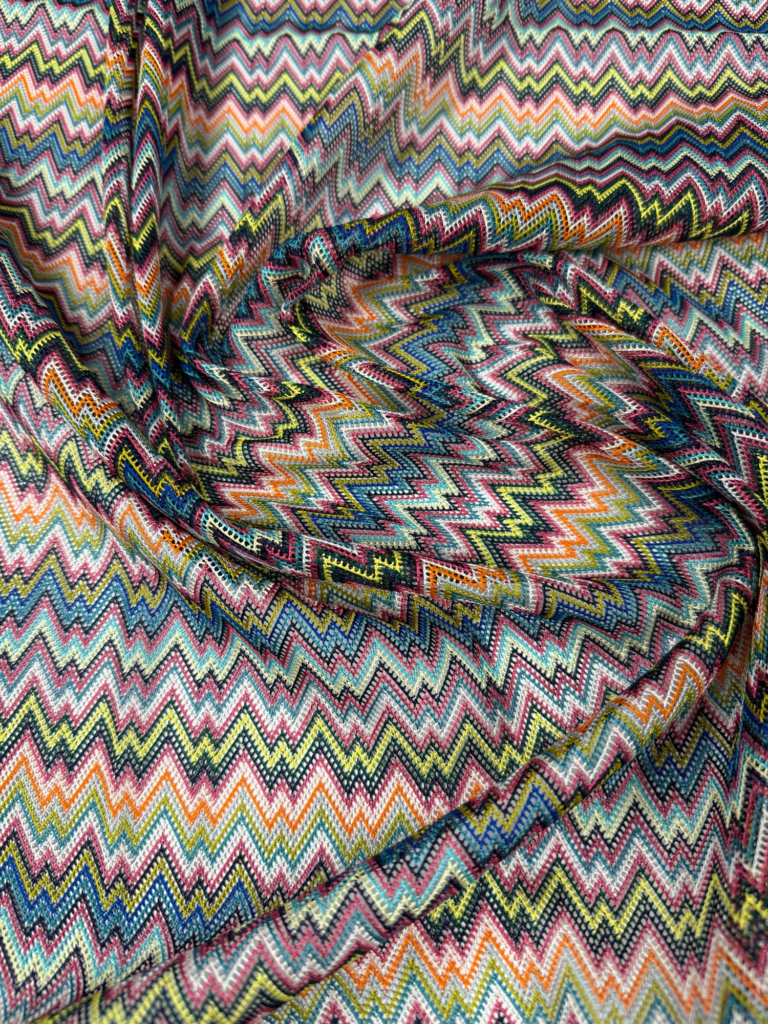 Çok Renkli Zigzag Örme File Kumaş