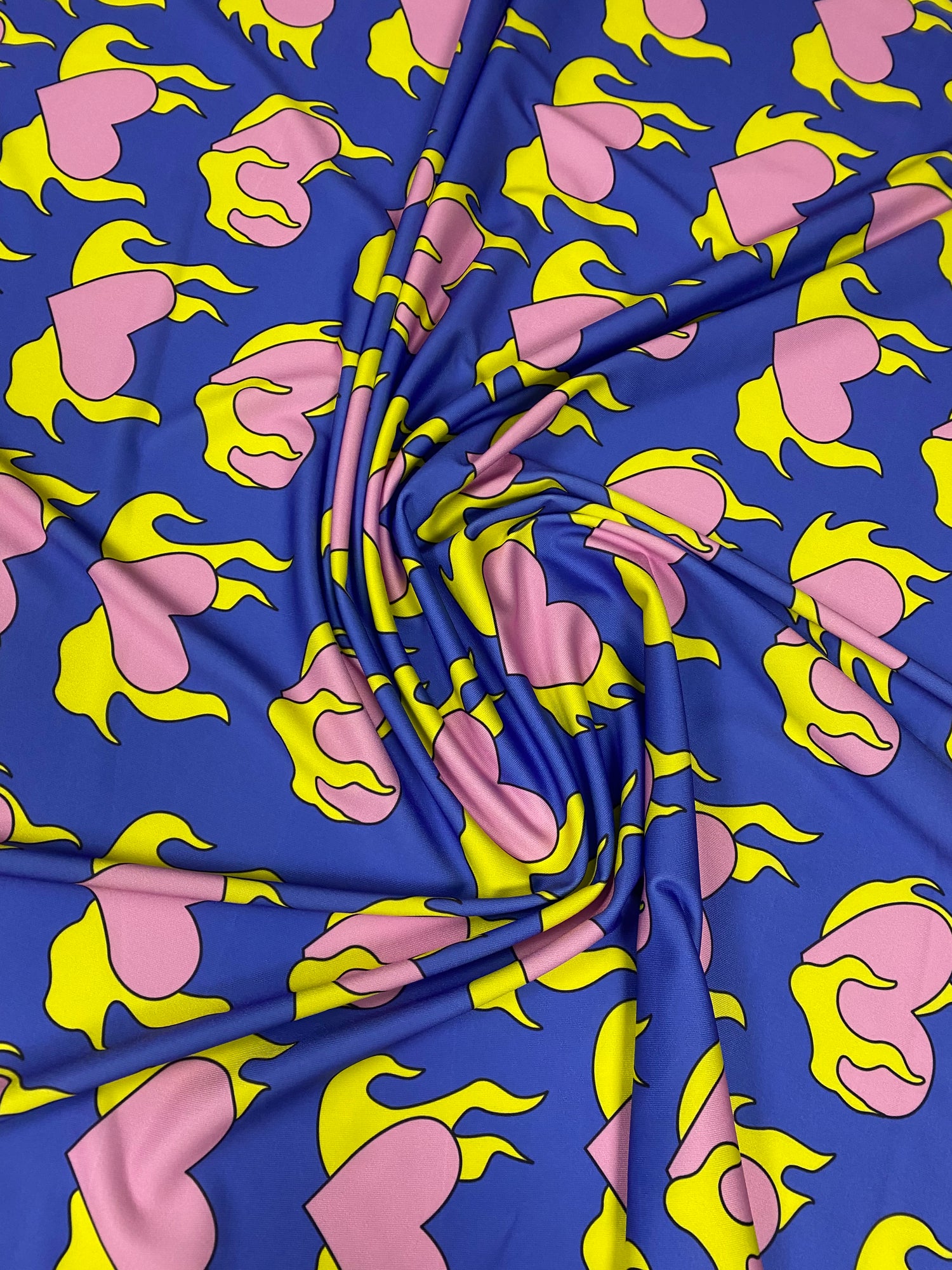Pembe Kalp ve Sarı Alev Desen Kumaş
