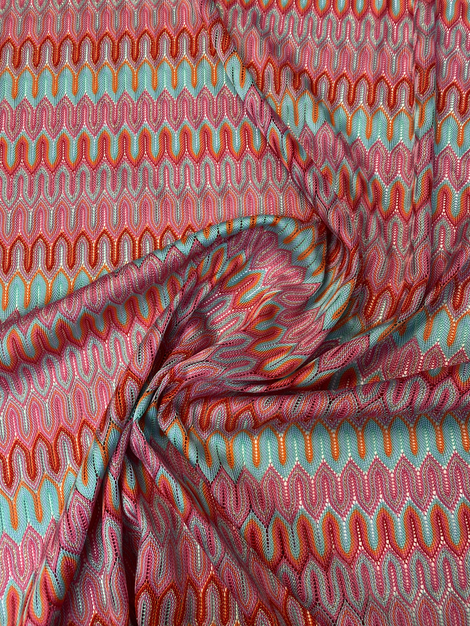 Mercan Soyut Zigzag Triko Kumaş